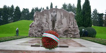 Müdafiə Nazirliyinin rəhbər heyəti Fəxri xiyabanı ziyarət edib