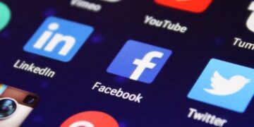 Sosial media platformaları dezinformasiyaya görə yoxlanılır